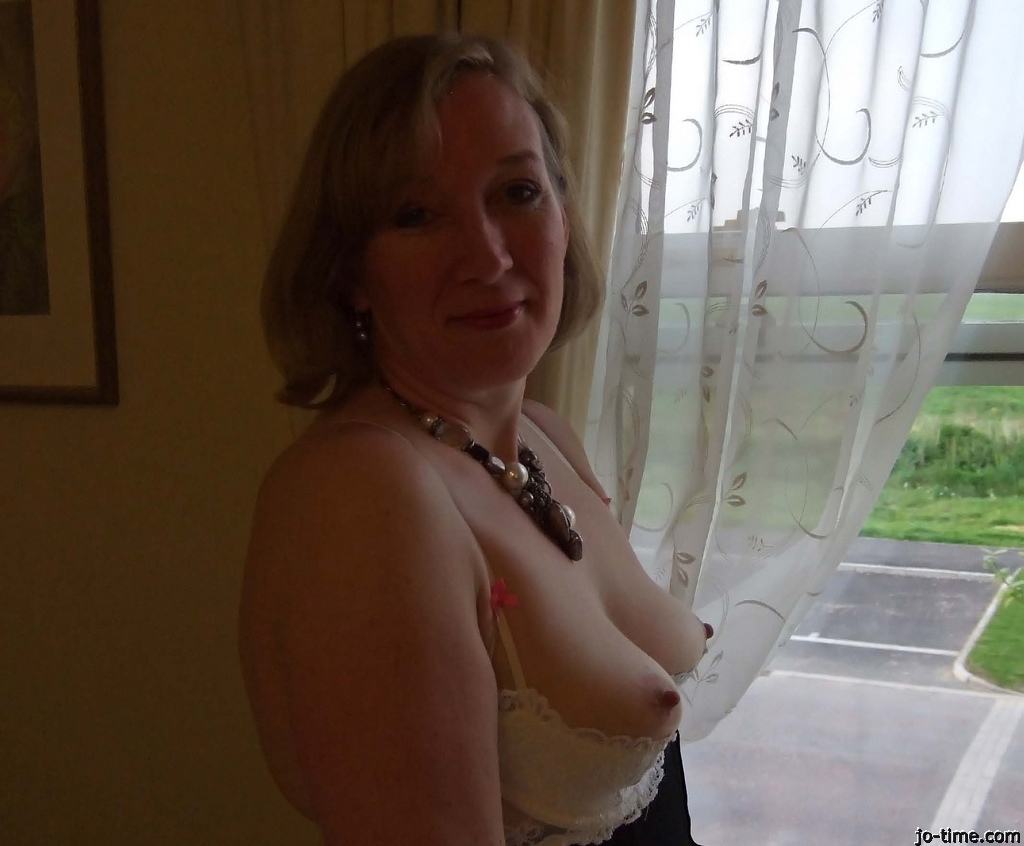 Read more about the article Penthouse Secrets: A Night of Champagne and Surrendered Boundaries